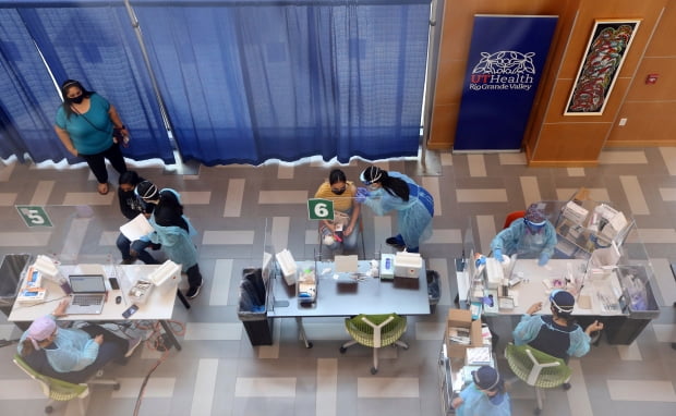 미국 텍사스주 에딘버그의 한 대학에서 8일(현지시간) 학생들을 대상으로 백신 접종이 이뤄지고 있다. 텍사스주는 지난달 봉쇄 조치를 전면 해제했다. AP연합뉴스
