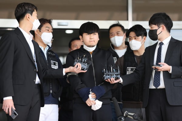 서울 노원구 아파트에서 '세 모녀'를 살해한 혐의를 받는 김태현이 9일 오전 검찰로 송치되기 위해 서울 도봉경찰서에서 나오다 마스크를 벗고 있다.사진=연합뉴스