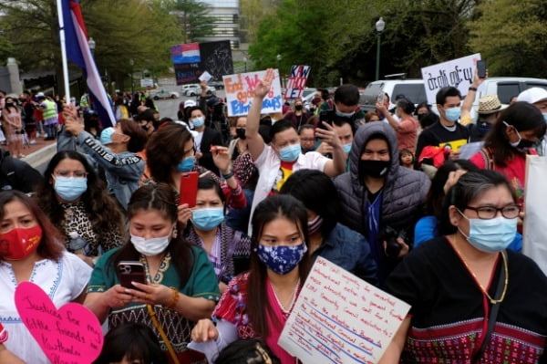 미국 워싱턴 중국대사관 앞에서 지난 10일(현지시간) 미얀마 민주화 활동가들이 쿠데타를 일으킨 미얀마 군부에 대한 중국의 지원 중단을 촉구하는 시위를 벌이고 있다. 오랜 기간 미얀마의 주요 무기 공급처와 투자자 역할을 해온 중국은 미얀마 군부의 '뒷배'라는 의심을 사고 있다. /사진=연합뉴스