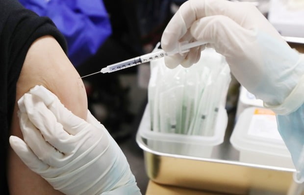 아스트라제네카(AZ) 백신을 접종한 20대 남성에게 심각한 부작용 의심 사례가 나타난 사실이 뒤늦게 확인됐다. /사진=연합뉴스