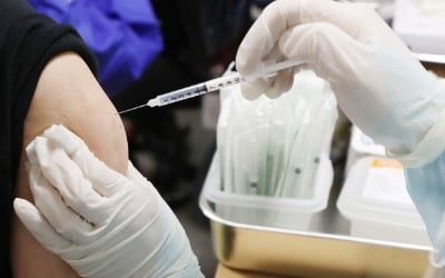 '기저질환 없던' 20대 공무원, AZ 백신 접종 후 사지마비
