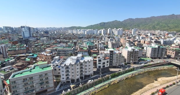 정부는 도심 공공주택 복합개발 사업 2차 후보지로 강북구 미아역 미아사거리역과 동대문구 청량리역 역세권, 강북구 수유동 빌라촌 등 13곳을 선정했다. 사진은 수유동 저층주거지사업 부지 일대(옛 수유12구역). /연합뉴스