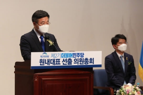 16일 오전 국회 의원회관에서 열린 더불어민주당 원내대표 선출을 위한 의원총회에서 윤호중 후보가 정견 발표를 하고 있다. /사진=연합뉴스