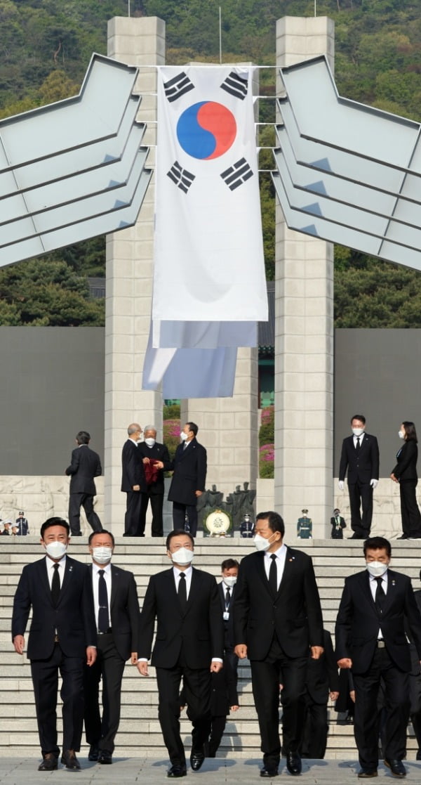 문재인 대통령이 19일 오전 서울 강북구 국립 4.19 민주묘지에서 참배를 마친 뒤 퇴장하고 있다. /사진=연합뉴스