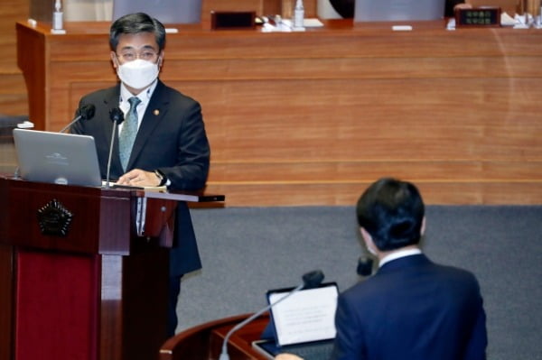 서욱 국방부 장관이 지난 19일 서울 여의도 국회 본회의장에서 열린 정치·외교·통일·안보 분야 대정부질문에 출석해 문진석 더불어민주당 의원 질의에 답변하고 있다. /사진=연합뉴스