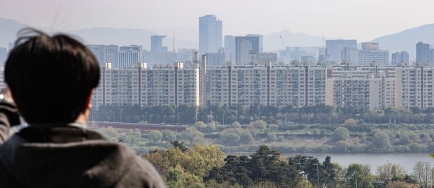 서울 성동구 응봉산에서 바라본 강남구 압구정동 아파트 단지 전경. /연합뉴스