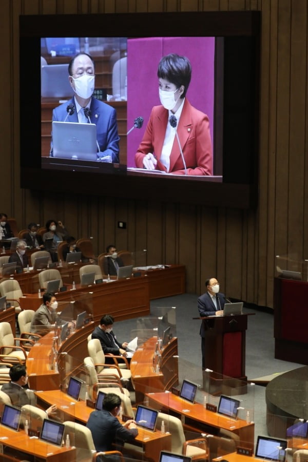 홍남기 국무총리 직무대행이 20일 서울 여의도 국회 본회의에서 진행된 경제분야 대정부질문에서 김은혜 국민의힘 의원의 질문에 답변하고 있다. /사진=연합뉴스