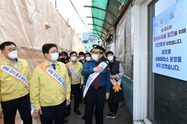 수원역 앞 성매매 집결지 점검하는 수원시장과 경기남부청장 / 사진=연합뉴스