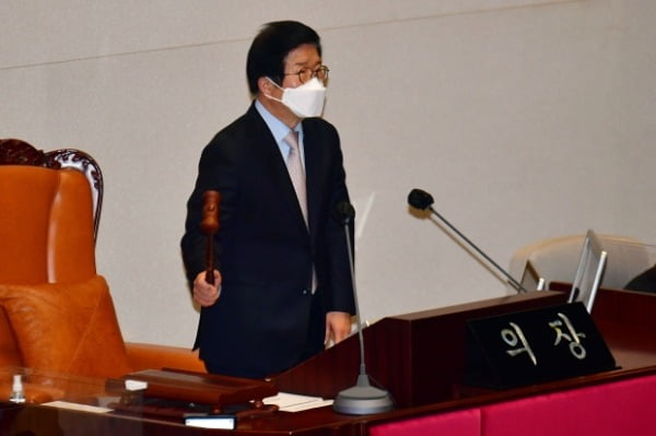 박병석 국회의장이 지난 21일 국회 본회의에서 개의 선언을 하고 있다. /사진=연합뉴스