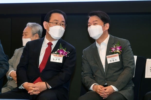 대화하는 주호영 국민의힘 당 대표 권한대행(왼쪽)과 안철수 국민의당 대표. /사진=연합뉴스