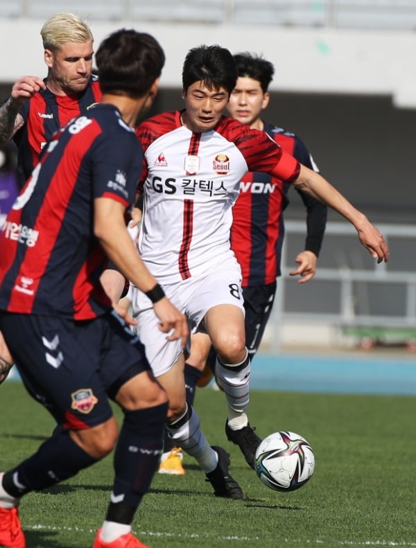 지난 25일 경기도 수원종합운동장에서 열린 '하나원큐 K리그 1' 수원FC와 FC서울의 경기. FC서울 기성용이 드리블을 하고 있다. /사진=연합뉴스