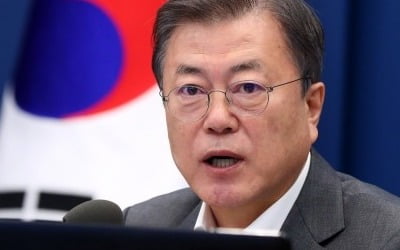 文 "주요국 중 치명률 가장 낮아…백신 정치화하지 말아야"