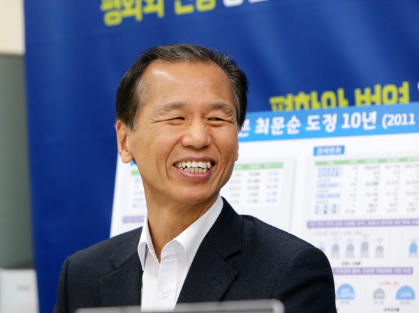  27일 취임 10주년을 맞은 최문순 강원도지사가 강원도청 브리핑룸에서 열린 기자간담회에서 환하게 웃으며 질문에 답하고 있다. 사진=연합뉴스