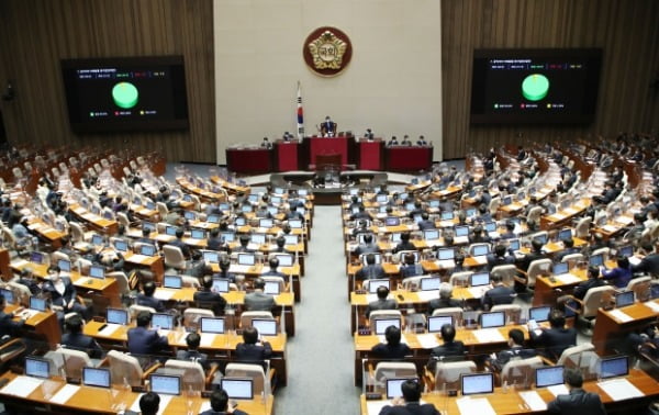 국회의원을 포함한 공직자들이 직무 관련 정보로 사익을 추구하지 못하도록 하는 공직자의 이해충돌 방지법안이 지난 29일 국회 본회의에서 통과되고 있다. /사진=연합레고카지노