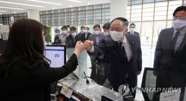 홍남기 "한국판 뉴딜 추진 고삐…21개 입법과제 조속 처리해야"