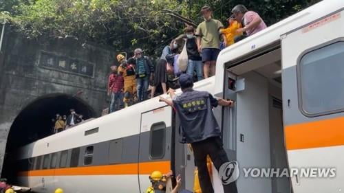 대만 '최악' 열차 사고…터널 탈선에 "54명 사망·156명 부상"