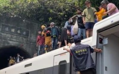대만 '최악' 열차 사고…터널 탈선에 "54명 사망·156명 부상"