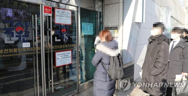 '국시 구제' 불합격 의대생, 이번엔 행정소송…"9월시험 기회도"