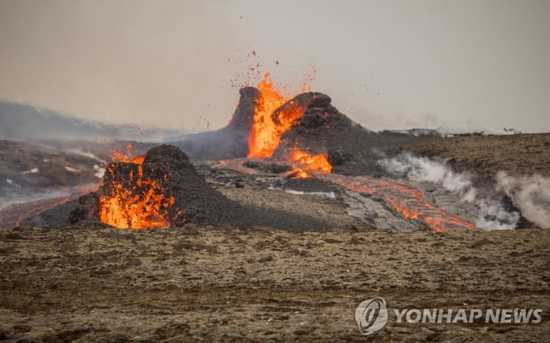 용광로 같은 아이슬란드 화산 다시 폭발하며 장관 연출