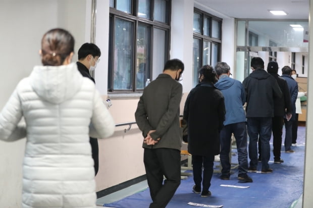 "얼른 투표하고 출근·등교합니다" 부산지역 투표소 북적