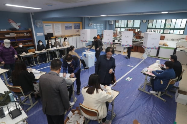 "얼른 투표하고 출근·등교합니다" 부산지역 투표소 북적