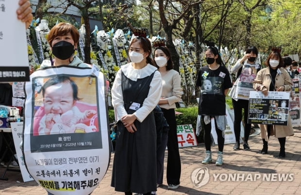 검찰 "정인이, 맨발로 복부 밟힌 듯…목 조른 상처도"