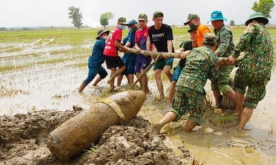 베트남 논에서 베트남전 불발탄 발견…무게가 무려 340kg