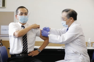 일본, 3천600만명 고령자 대상 코로나19 백신 접종 시작