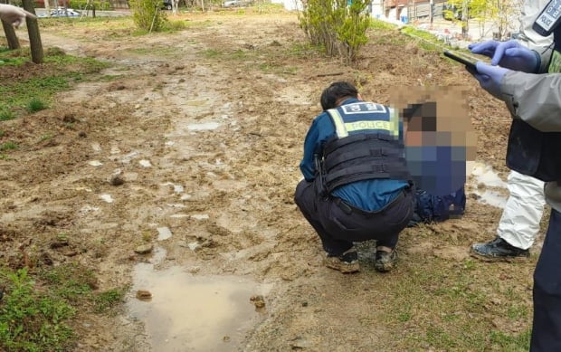 '하마터면 생매장 당할 뻔' 진흙길 걷는데 몸이 쑥 빨려 들어가