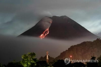 인도네시아 므라피 화산서 용암 흘러 상수도관 끊겨