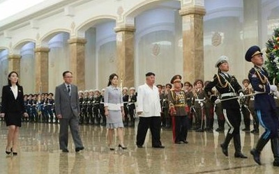 김정은, 김일성 생일에 리설주와 금수산궁전 참배…공연도 관람