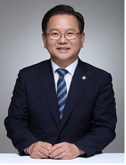 문대통령, 세번째 총리에 김부겸…5개 부처 개각