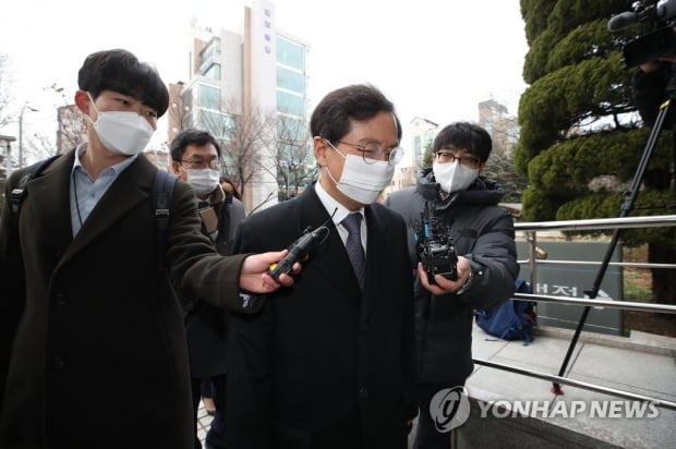 檢 '라임 로비' 의혹 윤갑근 前고검장에 징역 3년 구형