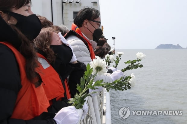 바다에는 흰 꽃잎만…눈물 속 세월호 7주기 선상 추모식