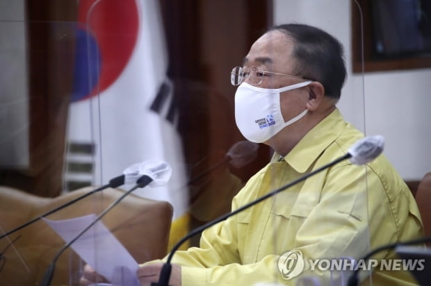 홍남기 "백신접종 4월까지 300만, 상반기 1천200만명 목표"