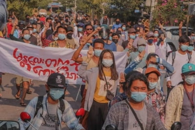 피로 얼룩진 미얀마 전통 설 연휴…군경 총격에 26명 숨져