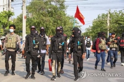 미얀마 시민들 무장봉기하나…사제 무기 들고 주민 구출