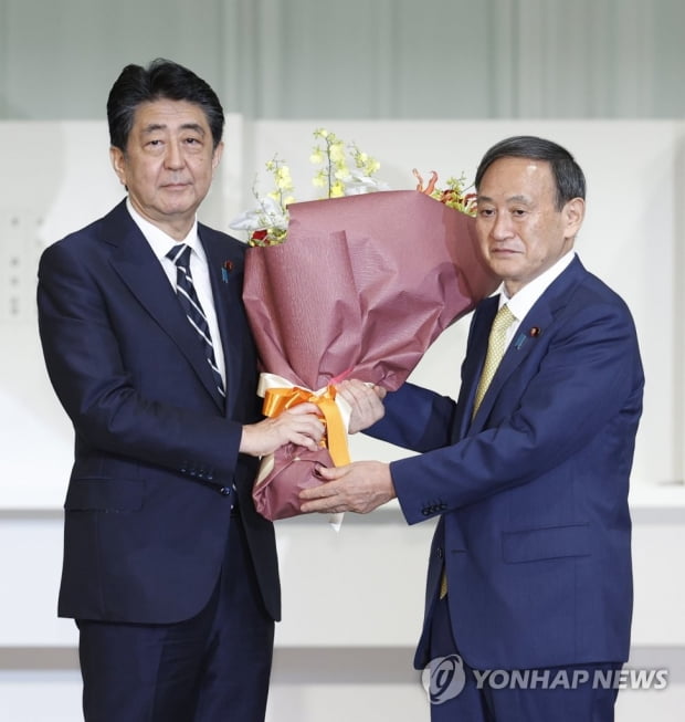 아베 개헌본부 고문 취임…스가 "개헌, 간단한 일 아니다"