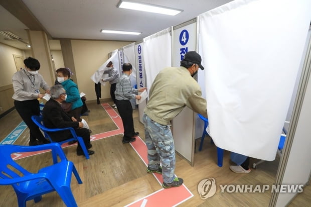 "AZ백신 접종 뒤 뇌출혈 20대 공무원 '특이 혈전증'과는 거리"