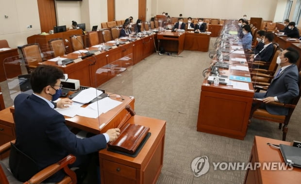 '종부세 완화' 기재위 파행…野 "바로 논의" 與 "아직 일러"