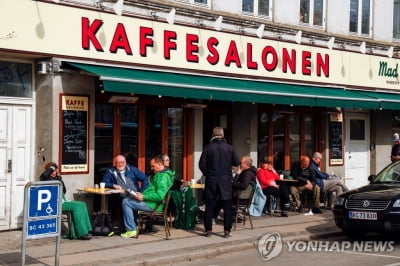 [사진톡톡] 다시 문 연 덴마크 카페·식당…일상도 되찾을 수 있을까