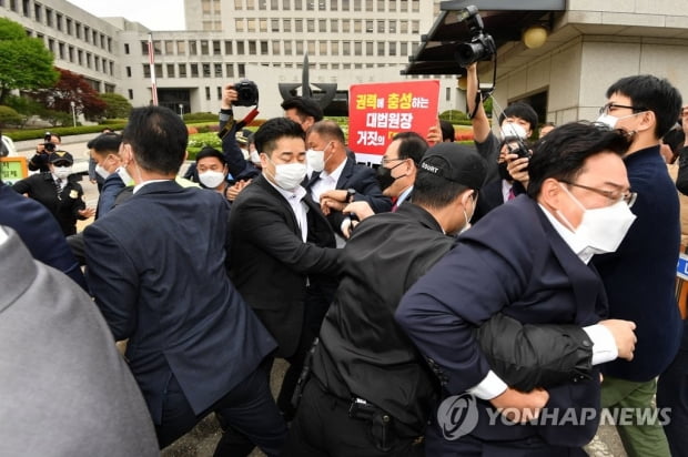 김명수 출근길 가로막은 국힘…與 "승리에 취했나"