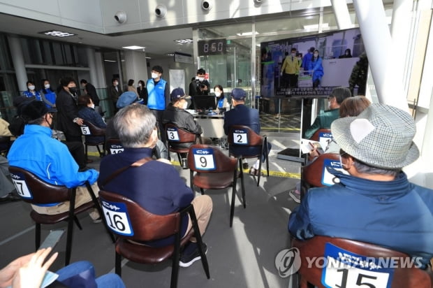 당국 "알려지지 않은 백신 부작용 '포괄적 보상 방안'도 검토중"