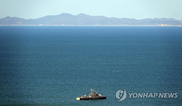 해군 상륙함 33명 첫 집단감염…'긴급회항' 호위함은 전원 음성