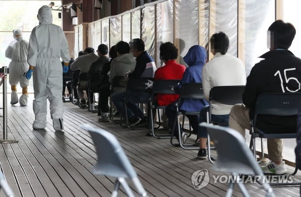 오늘도 800명 육박…전문가 "추가 조치 없으면 계속 늘어날 것"