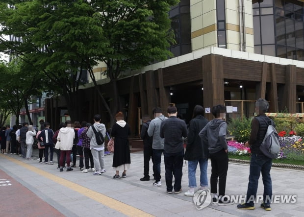 오늘도 800명 육박…전문가 "추가 조치 없으면 계속 늘어날 것"