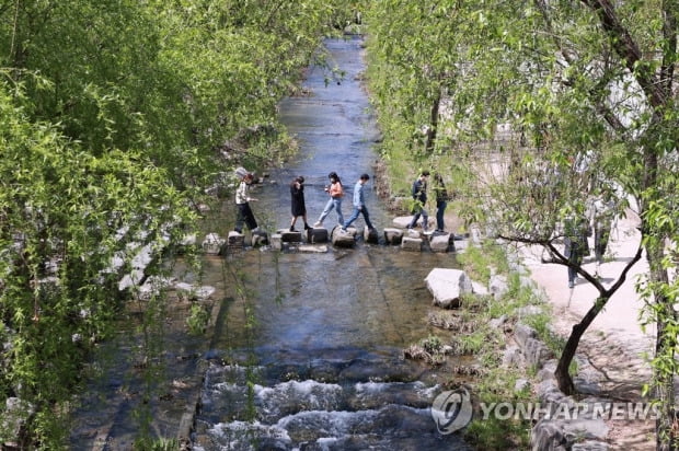 전국 구름 많다가 차차 맑아져…남부 오후 한때 소나기