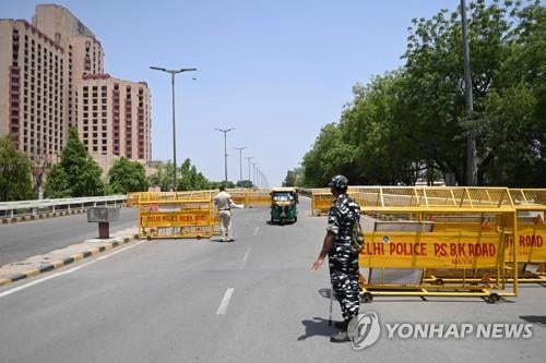 인도 뉴델리 봉쇄령 1주 연장…"코로나 진정 기미 안 보여"