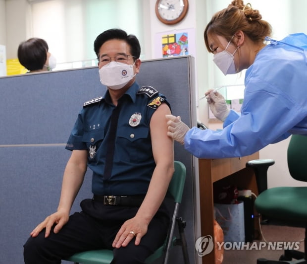 경찰, AZ백신 접종 강요 논란…"거부하면 서장과 면담"