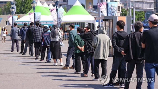 당국, 거리두기 조정 '신중'…"수용성·방역지표 함께 고려해야"